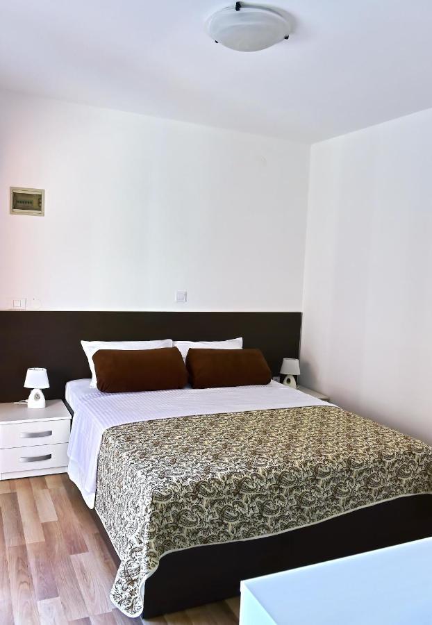 Apartments Zdjelar *