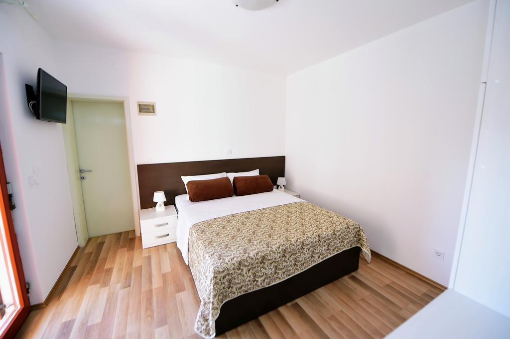 Apartments Zdjelar *